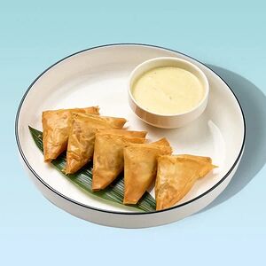 Самоса с томлёным свиным ребром и имбирным соусом