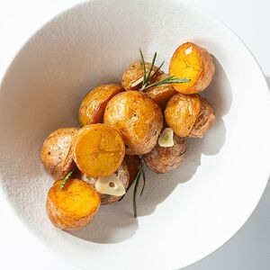 Беби-картофель с чесноком и розмарином