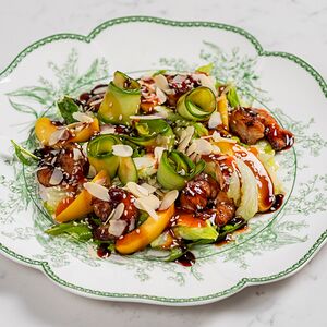 Салат с нежными персиками и креветками
