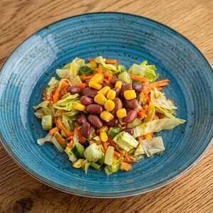 Салат с фасолью, кукурузой и свежим огурцом