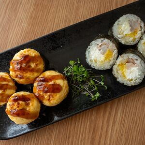 Запечённый ролл с креветкой и манго