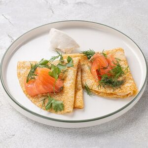Блины с лососем и творожным кремом