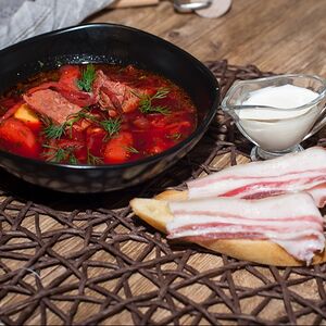 Борщ со сметаной и салом