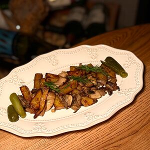 Жареная картошка с белыми грибами и корнишонами