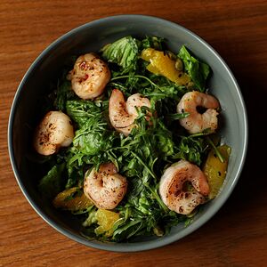 Зеленый салат с креветками и цитрусом