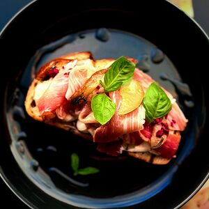 Брускетта с пармой, копченой грушей и сливочным муссом