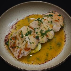 Куриная грудка су-вид и молодой кабачок на гриле