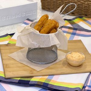 Рыбные палочки с соусом 1000 островов