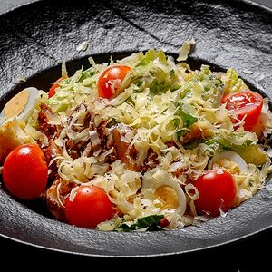 Салат Цезарь с курицей