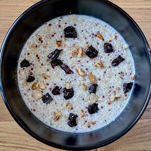 Каша из киноа на кокосовом молоке с черносливом