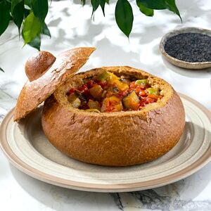 Соте из овощей с грибами в тыквенном хлебе