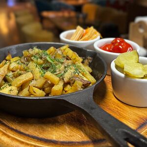 Жареха с белыми грибами и разносолами