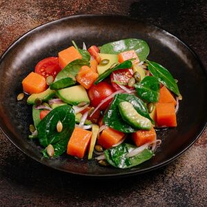 Салат с бататом и шпинатом