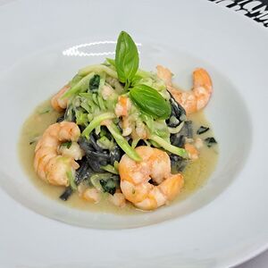 Черные спагетти с креветками и кабачками