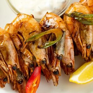 Креветки жареные с чесноком 