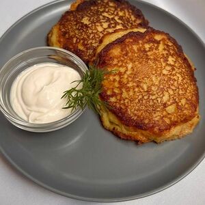 Оладьи, фаршированные мясом со сметаной
