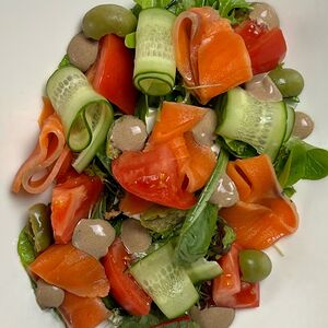 Салат с маринованным лососем, сыром фета и соусом из черного чеснока