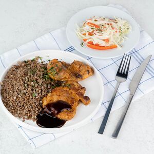 Филе куриного бедра с гречкой, салат витаминный