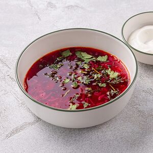 Борщ с говядиной и сметаной