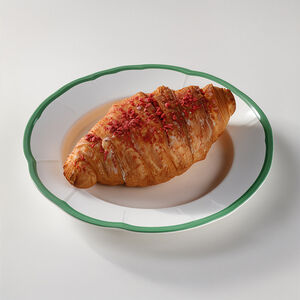 Круассан с малиной