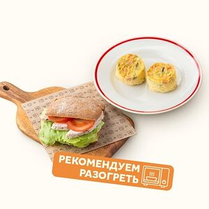 Завтрак с омлетом и сэндвичем 