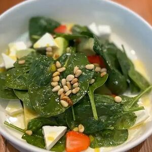 Салат с клубникой и шпинатом