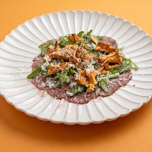 Карпаччо из говядины с лисичками и трюфелем