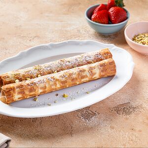 Трубочки с вареной сгущенкой и клубникой