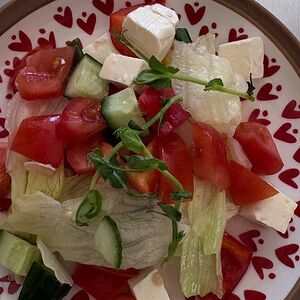 Салат из свежих овощей с сыром