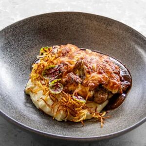 Мясо по-французски с картофельным пюре с пармезаном