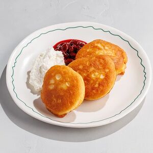 Домашние оладьи с вареньем и творожным муссом