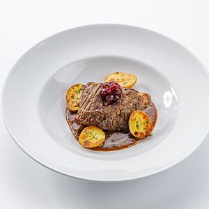 Томлёная говяжья шейка с картофелем бейби, мясным соусом и клюквой