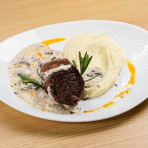 Медальоны из говядины с картофельным пюре
