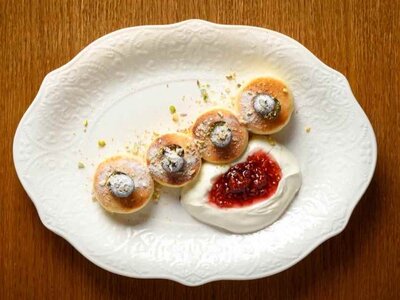 Сырники со сметаной, ягодным соусом и свежими ягодами