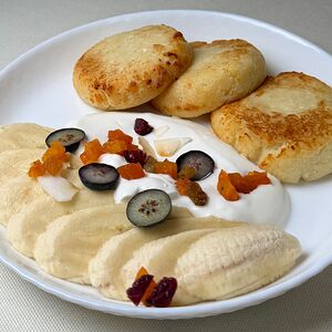 Сырники с бананом, сметаной и сухофруктами 