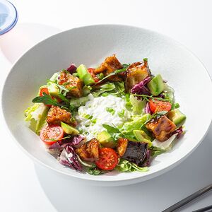 Тёплый салат с хрустящими баклажанами и страчателлой