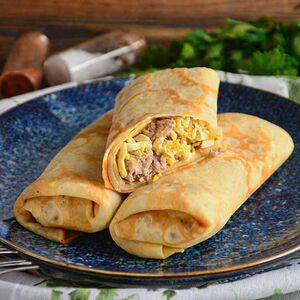 Блинчики с курицей, моцареллой и яйцом