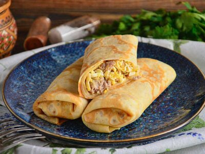 Блинчики с курицей, моцареллой и яйцом
