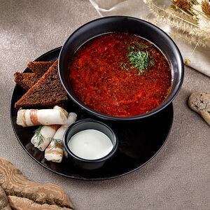 Домашний борщ с соленым салом, гренками из бородинского хлеба и чесноком