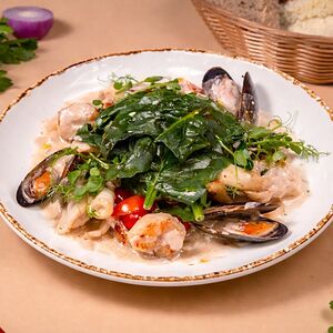Теплый салат с морепродуктами