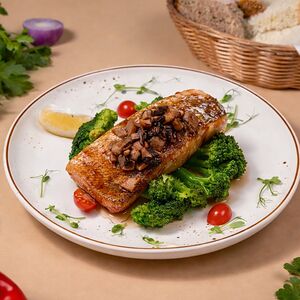 Филе судака с грибным соусом и брокколи