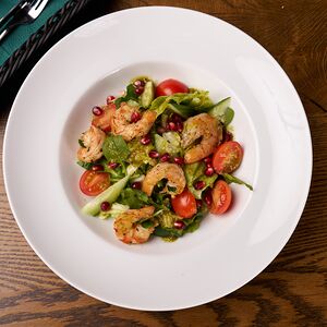 Салат с креветками и гранатом 