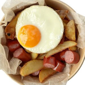 Ланч-бокс Картофельные дольки с колбасками и яйцом
