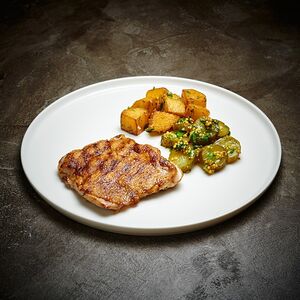 Бедро куриное на гриле с салатом из огурцов и дижонской горчицей