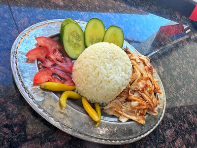 Донер на тарелке с курицей и рисом 