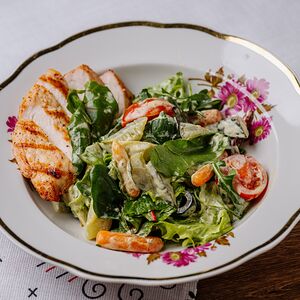 Салат с куриной грудкой, перцем и оливками