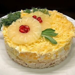 Салат с курицей и ананасом