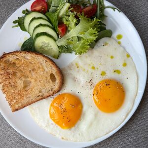 Яичница глазунья с овощами и зеленью