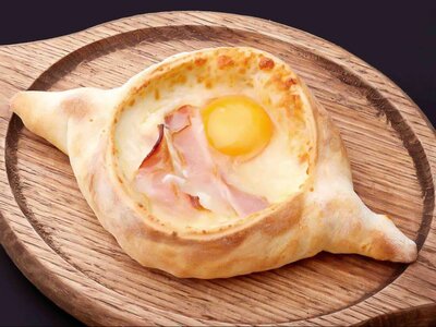Хачапури по-аджарски с беконом