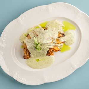 Стейк из капусты с соусом песто 